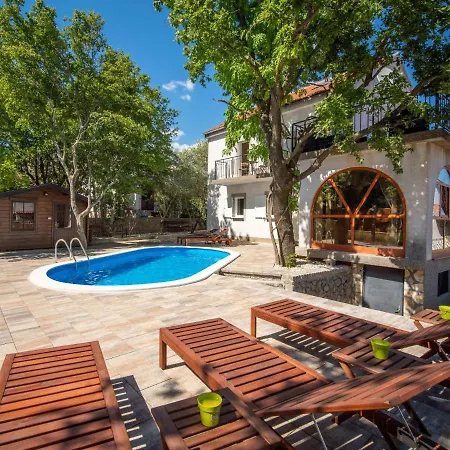 Noveanni By Interhome Kornic