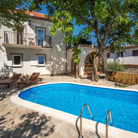 Noveanni By Interhome Kornic